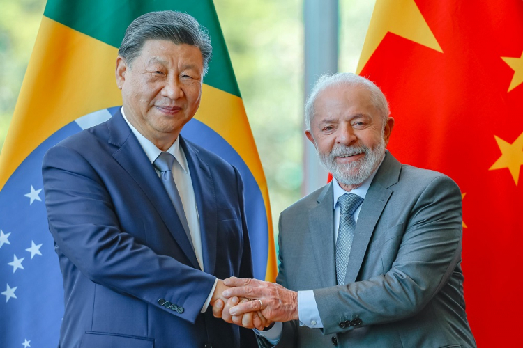 Lula visa ampliar cooperação em investimentos com a China após assinar quase 40 atos com Xi Jinping