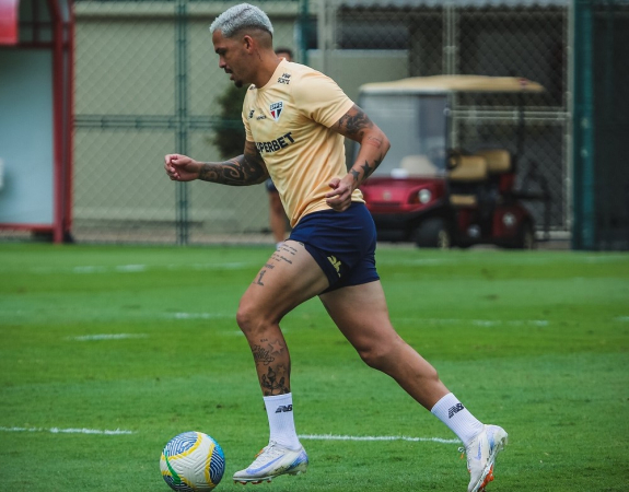 O atacante Luciano em treino do São Paulo no CT da Barra Funda