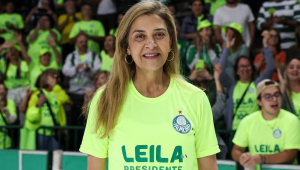 Leila Pereira com a camisa verde limão escrito Leila Presidente