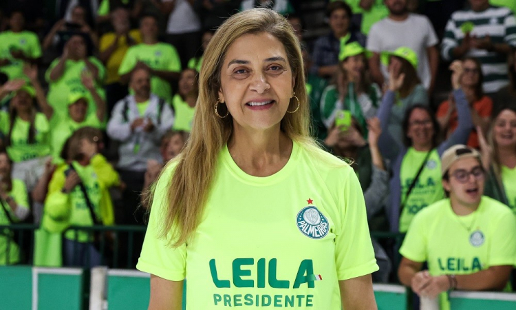 Leila Pereira com a camisa verde limão escrito Leila Presidente