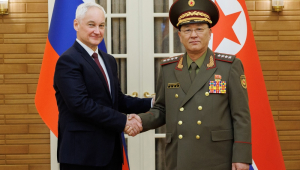 Ministro da Defesa da Rússia, Andrei Belousov, e o ministro da Defesa da Coreia do Norte, No Kwang Chol, em Pyongyang, nesta sexta (29) e Coreia do Norte