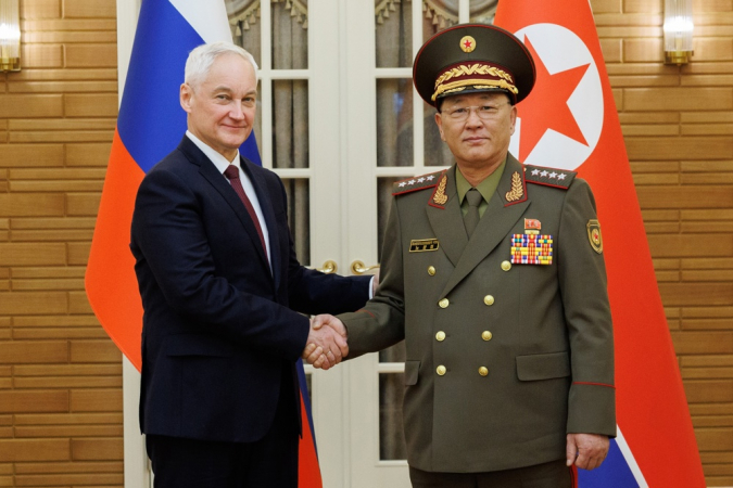 Ministro da Defesa da Rússia, Andrei Belousov, e o ministro da Defesa da Coreia do Norte, No Kwang Chol, em Pyongyang, nesta sexta (29) e Coreia do Norte