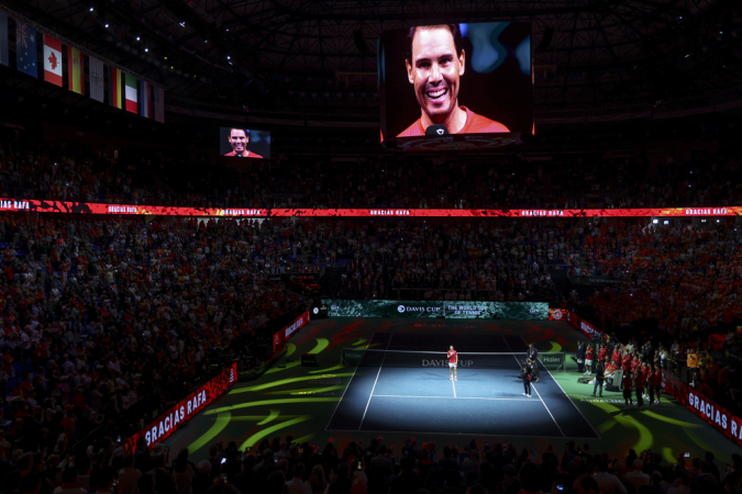 O tenista Rafa Nadal cumprimenta os fãs durante a homenagem que recebeu após o jogo de duplas entre os espanhóis Carlos Alcaraz e Marcel Granollers contra a dupla dos Países Baixos, Wesley Koolhof e Botic Van de Zandschulp