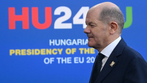 O chanceler alemão Olaf Scholz chega para uma cúpula informal do Conselho Europeu na Puskas Arena, em Budapeste, Hungria