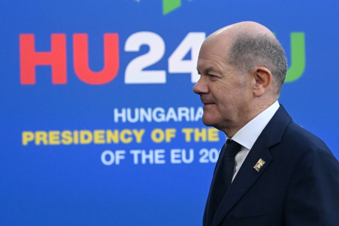 O chanceler alemão Olaf Scholz chega para uma cúpula informal do Conselho Europeu na Puskas Arena, em Budapeste, Hungria