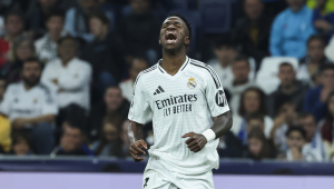 O atacante do Real Madrid, Vinicius Junior, comemora após marcar contra o Milan