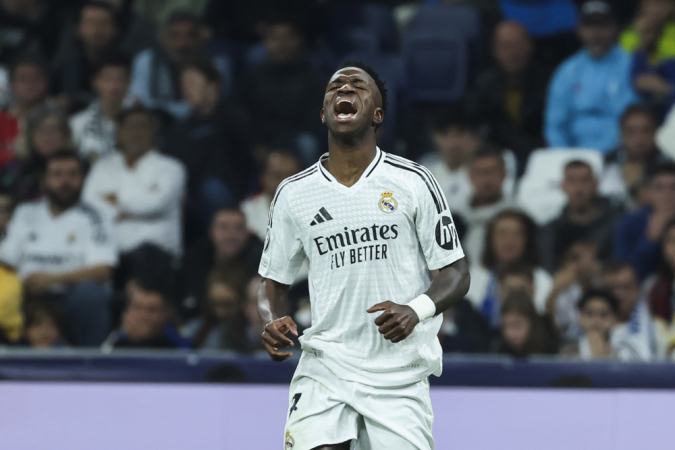 O atacante do Real Madrid, Vinicius Junior, comemora após marcar contra o Milan