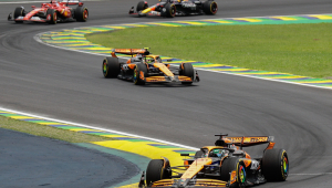 Os pilotos Lando Norris e Oscar Piastri, da equipe McLaren, Charles Leclerc, da equipe Ferrari, e Max Verstappen, da equipe Red Bull Racing, competem na corrida Sprint do Grande Prêmio de São Paulo