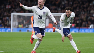 Jarod Bowen, da Inglaterra (E), comemora com o companheiro de equipe Curtis Jones (D) após marcar o quarto gol na vitória por 4 a 0 durante a partida da Liga das Nações da UEFA