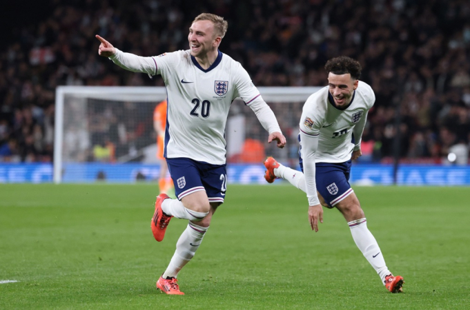 Jarod Bowen, da Inglaterra (E), comemora com o companheiro de equipe Curtis Jones (D) após marcar o quarto gol na vitória por 4 a 0 durante a partida da Liga das Nações da UEFA