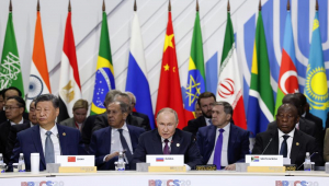 Autoridades, incluindo o presidente da África do Sul, Cyril Ramaphosa (D), o presidente da Rússia, Vladimir Putin (C), e o presidente da China, Xi Jinping (E), participam de uma sessão plenária no formato de expansão BRICS Plus durante a cúpula do BRICS