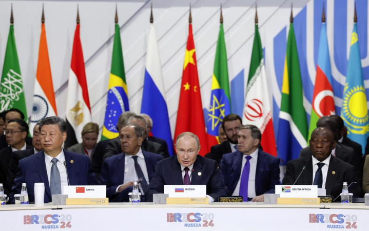 Autoridades, incluindo o presidente da África do Sul, Cyril Ramaphosa (D), o presidente da Rússia, Vladimir Putin (C), e o presidente da China, Xi Jinping (E), participam de uma sessão plenária no formato de expansão BRICS Plus durante a cúpula do BRICS