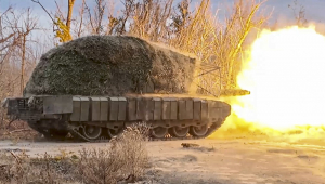 tanque russo T-80BVM disparando em direção a posições ucranianas