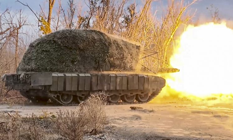 tanque russo T-80BVM disparando em direção a posições ucranianas