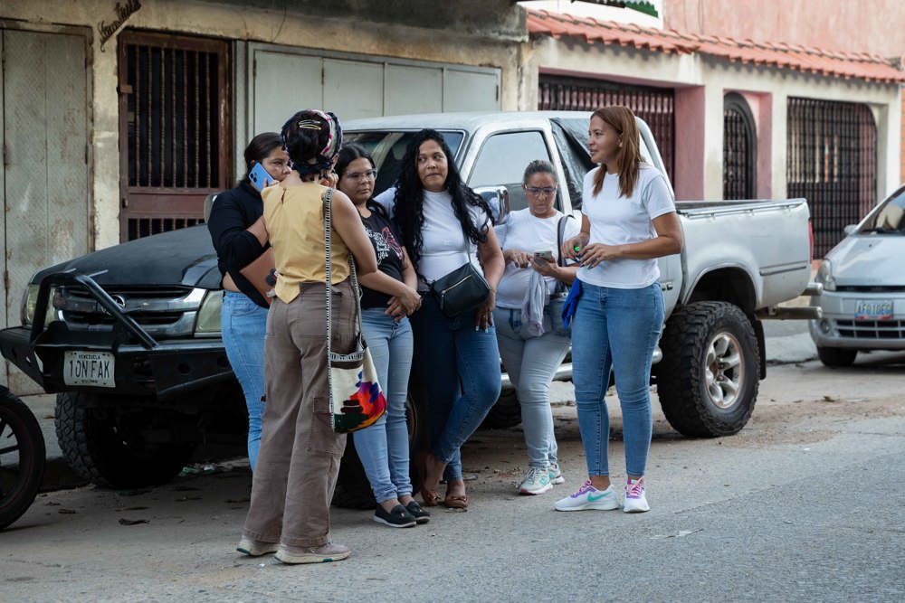 Familiares de presos políticos aguardam do lado de fora do centro de detenção Casa de Justiça 431