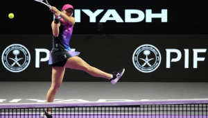 Swiatek vence Kasatkina mas cai na fase de grupos do WTA Finals