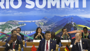 Os presidentes da África do Sul, Cyril Ramaphosa (esq.), da China, Xi Jinping (centro), e o primeiro-ministro da Alemanha, Olaf Scholz (dir.), participam da abertura da Cúpula de Chefes de Estado do G20