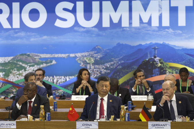 Os presidentes da África do Sul, Cyril Ramaphosa (esq.), da China, Xi Jinping (centro), e o primeiro-ministro da Alemanha, Olaf Scholz (dir.), participam da abertura da Cúpula de Chefes de Estado do G20