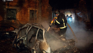 Bombeiros ucranianos trabalhando no local de uma área residencial atingida por um ataque aéreo russo em Sumy, no nordeste da Ucrânia,