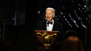 O presidente dos EUA, Joe Biden, discursa durante um jantar de gratidão para apoiadores de longa data no South Lawn da Casa Branca, em Washington