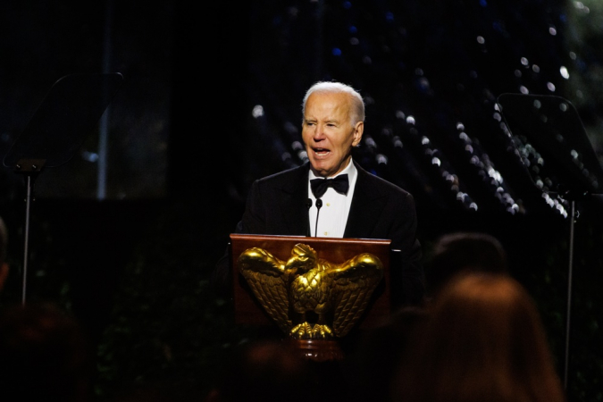 O presidente dos EUA, Joe Biden, discursa durante um jantar de gratidão para apoiadores de longa data no South Lawn da Casa Branca, em Washington