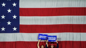 Simpatizantes do ex-presidente dos Estados Unidos, Donald Trump, seguram cartazes durante um comício nesta segunda-feira, em Reading, Pensilvânia