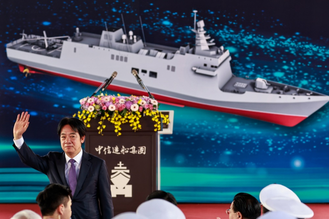 O presidente de Taiwan, William Lai (Lai Ching-te), acena para os participantes durante a cerimônia de assentamento da quilha de uma fragata leve indígena com capacidades de defesa aérea, em Kaohsiung, Taiwan