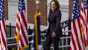 A vice-presidente dos EUA e ex-candidata presidencial democrata Kamala Harris sai para fazer seu discurso de concessão aos apoiadores na Universidade Howard em Washington, DC