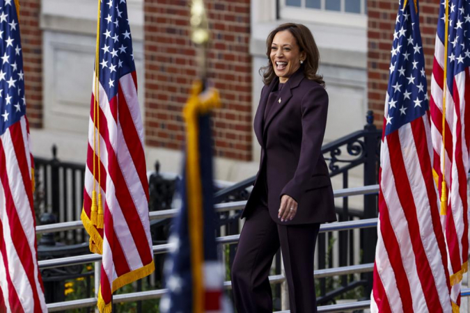 A vice-presidente dos EUA e ex-candidata presidencial democrata Kamala Harris sai para fazer seu discurso de concessão aos apoiadores na Universidade Howard em Washington, DC