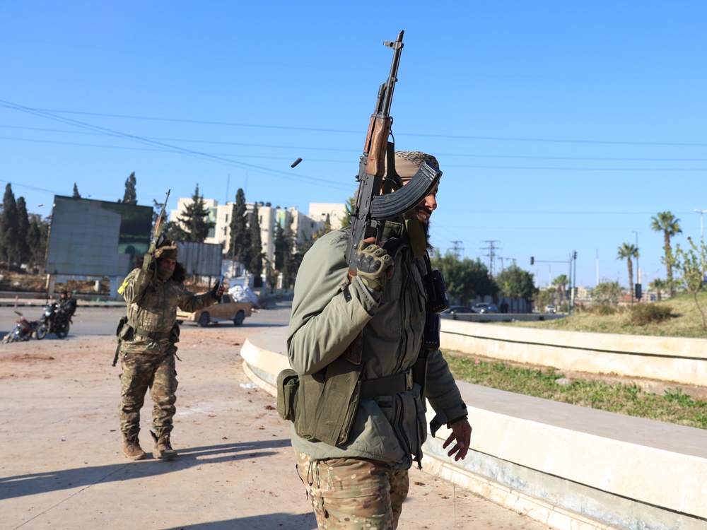 Combatentes da oposição em Aleppo, Síria, 30 de novembro de 2024, após uma grande ofensiva das forças rebeldes em 27 de novembro