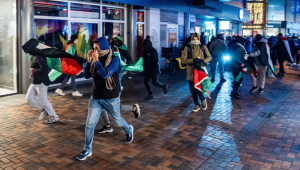 Manifestantes correm com bandeiras palestinas antes da partida da Liga Europa da UEFA entre Ajax e Maccabi Tel Aviv