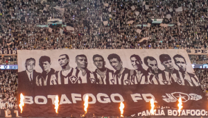 Torcida do Botafogo exibe faixa em homenagem aos ídolos do clube na partida entre Botafogo e Vasco