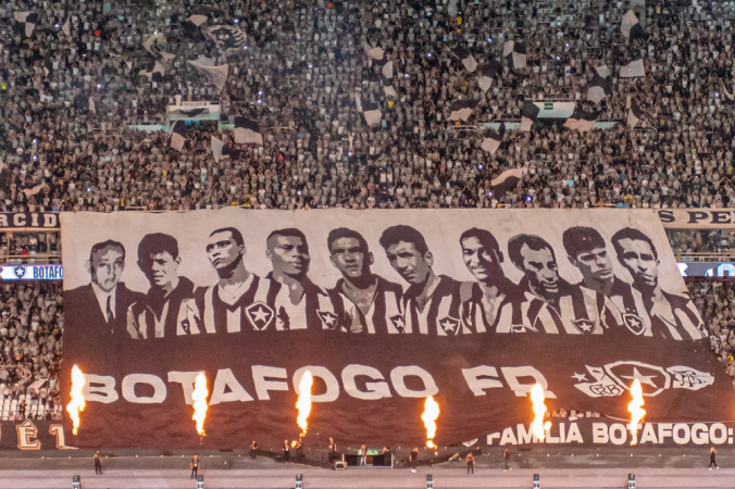 Torcida do Botafogo exibe faixa em homenagem aos ídolos do clube na partida entre Botafogo e Vasco