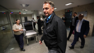 O ex-presidente da República, Jair Bolsonaro, deixa o Senado Federal após participar de reunião, em Brasília