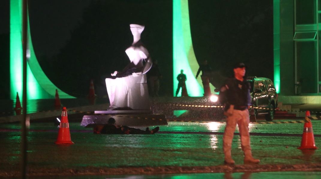 Explosões fazem uma vítima na Praça dos Três Poderes; corpo permance no local