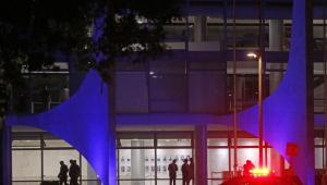 Policiais fazem uma varredura no Palácio do Planalto, em Brasília, depois da sequência de explosões ocorrida no início da noite da quarta-feira, 13