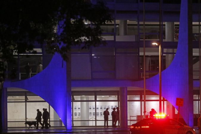 Policiais fazem uma varredura no Palácio do Planalto, em Brasília, depois da sequência de explosões ocorrida no início da noite da quarta-feira, 13