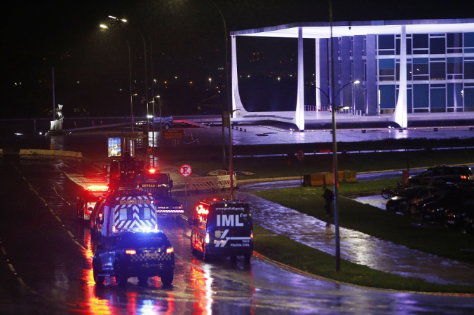 Um veículo do IML (Instituto Médico Legal) trafega pela Praça dos Três Poderes, em Brasília,