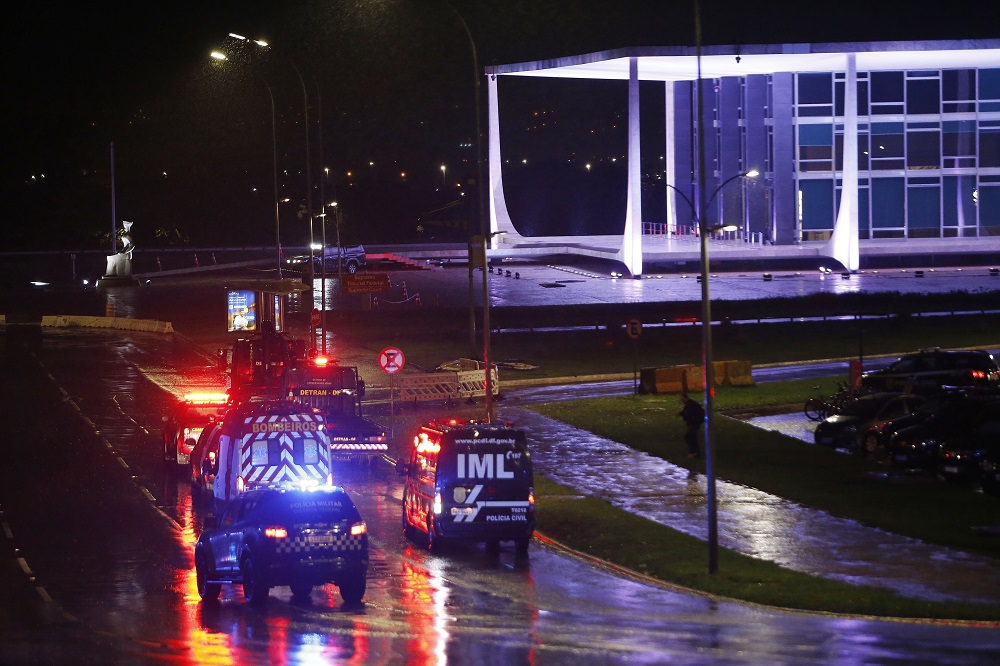 Um veículo do IML (Instituto Médico Legal) trafega pela Praça dos Três Poderes, em Brasília,