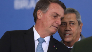 Foto de arquivo de 12/08/2021 mostra o então presidente da República, Jair Bolsonaro (PL), conversando com o então ministro da Defesa, general Braga Netto, emcerimônia de cumprimento aos oficiais recém-promovidos, no Palácio do Planalto