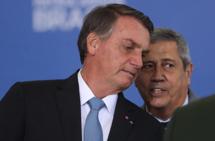 Foto de arquivo de 12/08/2021 mostra o então presidente da República, Jair Bolsonaro (PL), conversando com o então ministro da Defesa, general Braga Netto, emcerimônia de cumprimento aos oficiais recém-promovidos, no Palácio do Planalto