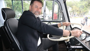 Augusto Melo no banco de motorista do ônibus do Corinthians