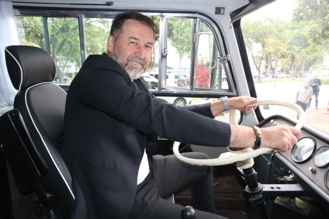 Augusto Melo no banco de motorista do ônibus do Corinthians