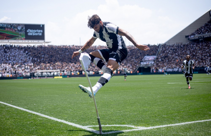 Yuri Alberto dá pontapé na bandeirinha de escanteio na Neo Química após marcar um gol contra o Cruzeiro