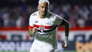 O São Paulo venceu o Atletico por 2 a 1, neste sábado (9), pelo Campeonato Brasileiro. O duelo, que teve Luciano e André Silva marcando para o Tricolor e Julimar para o Furacão, foi disputado no Morumbis pela 33ª rodada do Brasileirão. Em um primeiro tempo pobre de oportunidades, as equipes passaram longe de levar perigo às metas adversárias. O mandante, mais incisivo, tinha em Lucas Moura sua principal válvula de escape no setor ofensivo. A etapa final já foi mais quente, com os dois times chegando e marcando. Luciano abriu o placar para o São Paulo, mas viu Julimar empatar pouco depois. Já nos minutos finais, André Silva marcou de cabeça e deu números finais ao jogo. Com o resultado, o Athletico se mantém em 18º, com 34 pontos, e fica a três de deixar a zona do rebaixamento. O São Paulo fica em 6º, a dois pontos do G4. Situação na tabela Não seria exagero dizer que o Athletico foi desesperado para o Morumbis. A equipe paranaense, afinal, está na zona do rebaixamento e viu o Juventude, adversário direto, vencer o Bahia e abrir vantagem de dois pontos para o Z4. O São Paulo, por sua vez, entrou em campo com ambições diferentes. Praticamente já assegurado na pré-Libertadores de 2025, o Tricolor chegou à rodada ciente de que poderia se aproximar da briga por uma vaga direta na fase de grupos do torneio continental. Desfalques pesados Pelo lado do São Paulo, o técnico Luís Zubeldía definiu a escalação com as ausências já sabidas de Wellington e Arboleda. O lateral-esquerdo se recupera de edema na coxa esquerda, enquanto o zagueiro teve trauma na perna direita. Assim, na linha defensiva, Sabino e Ruan Tressoldi ganham oportunidade no que pode ser um trio de zaga tricolor. Mais à frente, Ferreirinha ganhou chance e ocupou o lado esquerdo do ataque, próximo de Luciano, Lucas Moura e Calleri. Lucas é “oásis” Em um primeiro tempo muito fraco no Morumbis, o atacante Lucas Moura foi uma espécie de alento aos tricolores presentes no estádio. A equipe, afinal, só conseguiu levar perigo nas jogadas sob influência do camisa 7, que ocupou a ponta direita. O Athletico, que não conseguia sair de trás, se limitou a ficar postado e defender sua área. E por essa ótica, a proposta funcionou, já que Mycael precisou trabalhar em somente um momento dos 45 minutos iniciais. O 10 que também é 9! Artilheiro do São Paulo no Campeonato Brasileiro, Luciano mostrou mais uma vez seu oportunismo neste sábado (9). No começo do segundo tempo, mais uma vez em jogada que surgiu com Lucas Moura, o camisa 10 abriu o placar para o Tricolor. Lucas recebeu pelo lado direito do ataque e tentou jogada de mano a mano. Na sequência, ele mirou cruzamento para a entrada da pequena área e encontrou Luciano, que testou no canto e superou o goleiro Mycael. Três gols nos últimos três jogos Julimar deu sequência à série artilheira que viveu nos últimos dois jogos, quando marcou diante de Cruzeiro e Vitória. Aos 23 minutos, ele subiu sozinho e marcou o gol de empate do Athletico após escanteio bem batido por Bruno Zapelli. De volta! O jogo também ficou marcado pelo reencontro da torcida do São Paulo com o volante Alisson. Ele foi chamado pelo técnico Luís Zubeldía aos 33 minutos do segundo tempo e foi recebido ovacionado pelas arquibancadas do Morumbis. Alisson ficou afastado dos gramados por quatro meses, após sofrer uma fratura no tornozelo em um duelo contra o Grêmio, no dia 17 de julho, que exigiu cirurgia. Foram 114 dias desde sua última partida. Toca no...André Silva! Calleri, que não marca há três meses em jogos de Campeonato Brasileiro, viveu mais uma noite para se esquecer no Morumbis. O argentino perdeu duas oportunidades claras de gol e foi substituído por André Silva, que anotou o gol da vitória são-paulina. A jogada começou em lançamento excelente de Liziero, que encontrou Jamal Lewis em velocidade. O lateral ajeitou de cabeça para o meio e encontrou André Silva, que chegou de carrinho e bateu para o gol de Mycael.