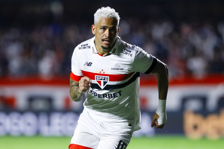 São Paulo marca no final, vence o Athletico-PR e encaminha vaga para a Libertadores