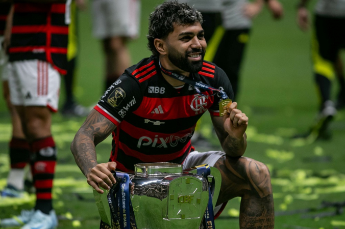 Gabigol com a taça