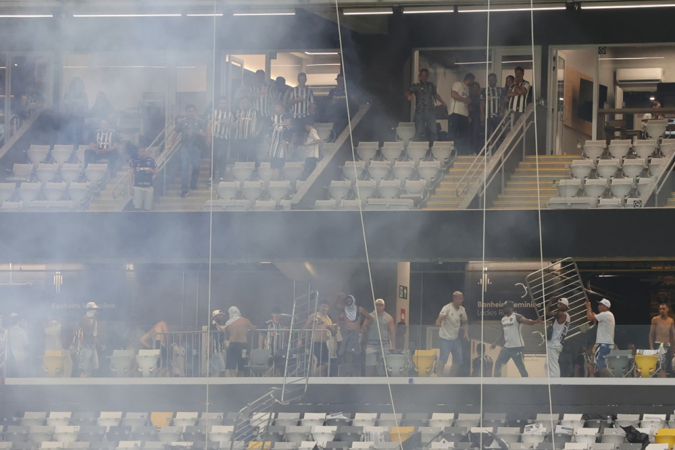 Torcida do Atlético tenta invadir campo após a partida entre Atlético e Flamengo no estádio Arena MRV