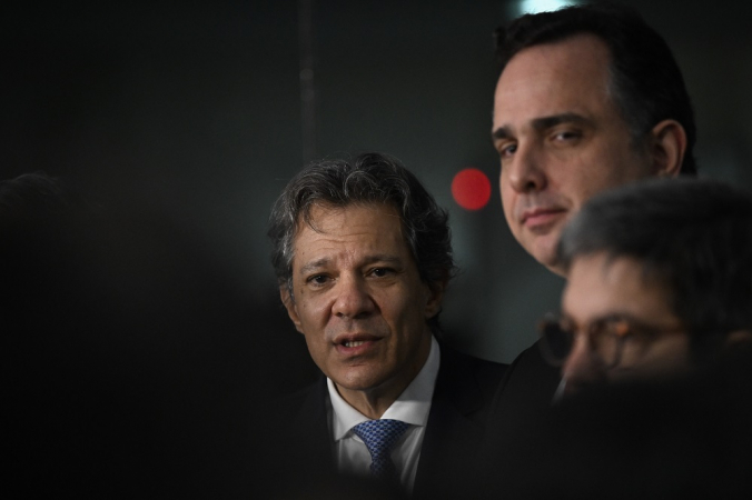 O Ministro da Fazenda, Fernando Haddad, acompanho do Presidente do Senado, Rodrigo Pacheco, fala com a imprensa após reunião de líderes do Senado para descobrir corte de gastos nesta quinta-feira