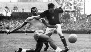 O brasileiro Pinheiro (e) disputa a bola com o húngaro Mihaly Toth durante partida entre Brasil e Hungria na Copa do Mundo de Futebol de 1954